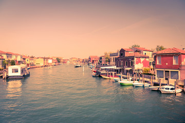 Obraz premium Historic buildings at sunset on the banks of the canal in Venice.