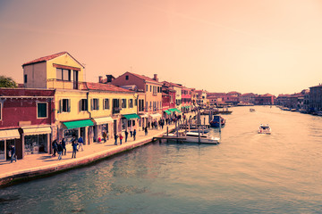 Obraz premium Historic buildings at sunset on the banks of the canal in Venice.