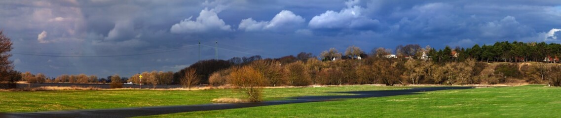 Steilküste und Elbfähre