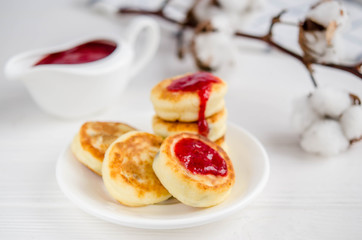 Obraz na płótnie Canvas Cheesecakes with strawberry jam