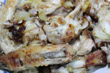 Obraz na płótnie Canvas chicken fried with onions close-up