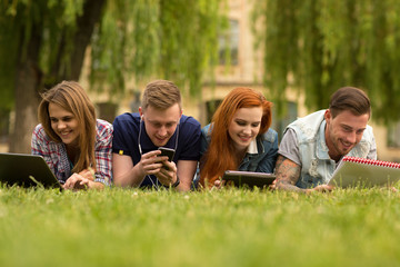 Fototapeta premium Koledzy ze studiów rozmawiają na zewnątrz na kampusie