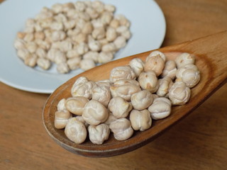 Garbanzos crudos en cuchara de madera