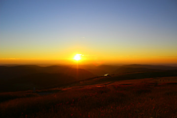 Fototapeta na wymiar coucher de soleil sur la montagne vosgienne depuis le sommet du hohneck