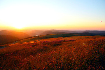 Naklejka na ściany i meble coucher de soleil sur la montagne vosgienne depuis le sommet du hohneck