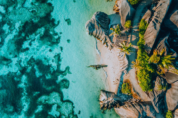 Luchtfoto van het beroemde paradijselijke tropische strand Anse Source D Argent op het eiland La Digue, Seychellen. Zomervakantie, reizen en lifestyle concept