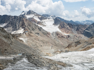 Obraz premium Looking out over the Stubai glacier to the mountain landscape beyond in summer, Stubai Vally (Stubaital), Alps, Tyrol, Austria, Europe