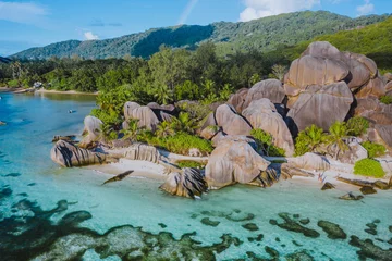 Vlies Fototapete Anse Source D'Agent, Insel La Digue, Seychellen Luftbild von erstaunlichen Granitfelsen am wunderschönen paradiesischen tropischen Strand Anse Source D Argent auf der Insel La Digue, Seychellen. Sommerurlaub, Reise- und Lifestyle-Konzept