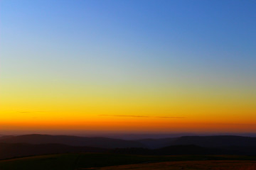 Fototapeta na wymiar coucher de soleil sur la montagne vosgienne depuis le sommet du hohneck