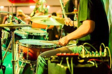 selective focus to drummer with a drumsticks in his hands to playing on drum set