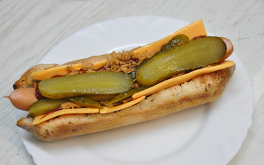 hotdog selbst gemacht diy auf weißem Teller