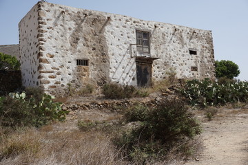 Fototapeta na wymiar Ruins of a residential house on Fuerteventura