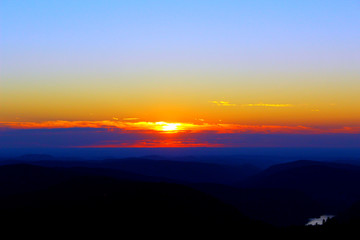 coucher de soleil sur la montagne vosgienne depuis le sommet du hohneck