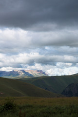 Fototapeta premium Góry Kaukazu Północnego, szczyty gór w chmurach. Dzika natura