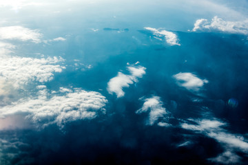 Naklejka premium Top view of white clouds above the water