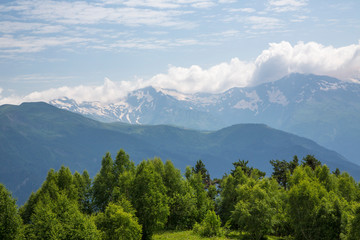 Fototapeta premium Góry Północnego Kaukazu, szczyty górskie w chmurach. Dzika natura