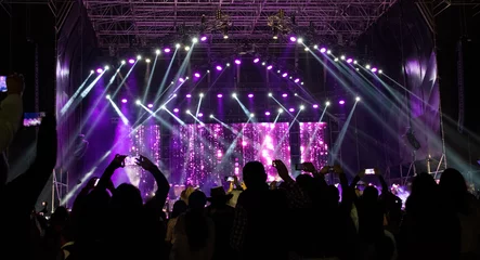 Tafelkleed Group of people in outdoor concert, illuminated stage, high technology, powerful sound, latin america, fun, work, latin america. © Byron Ortiz
