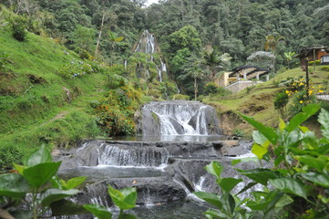 cascada de agua en la montaña