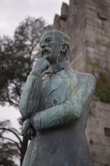Fototapeta na wymiar Estátua de Poeta Pensador