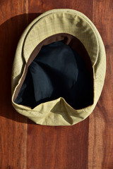 alter hut liegt auf einem stuhl