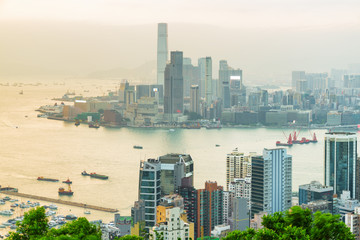 Obraz premium Awesome evening view of Victoria harbor and Kowloon, Hong Kong