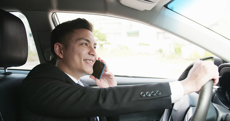 man speak phone in car