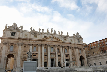 Fototapeta na wymiar Facade of the Basilica di Saint Peter and the statue of the Sai