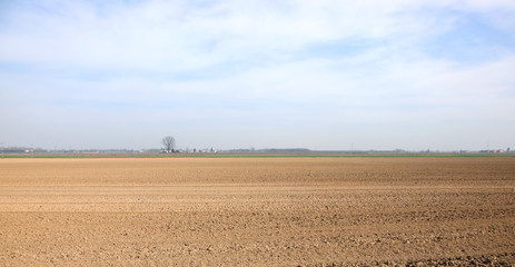Obraz premium Dry field without plants of the plain during the drought