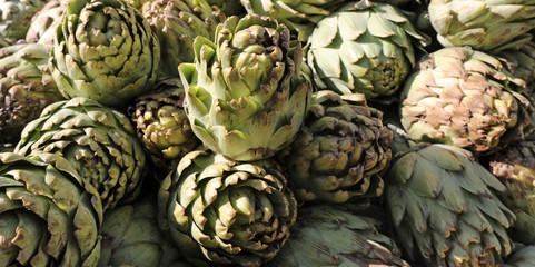 Fototapeta na wymiar artichokes for sale in the stall of the greengrocer