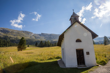 Fototapeta na wymiar Klein Kirche in den Dolomiten - Italien