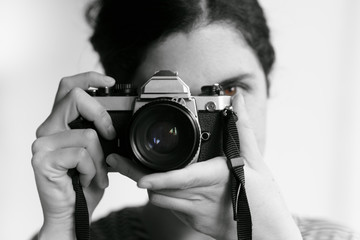 Fotógrafa con cámara analógica