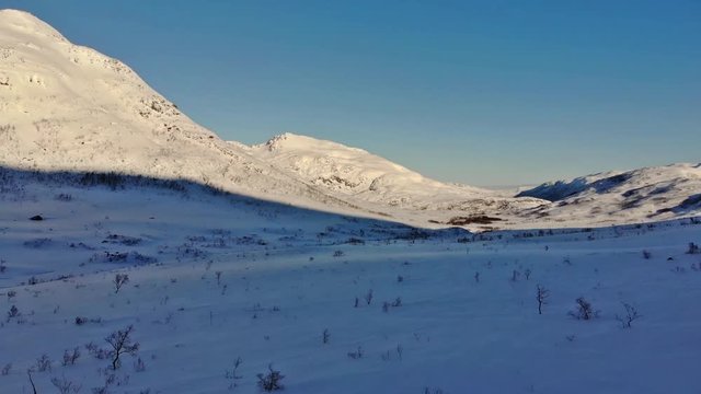 Flug durch ein Hochtal in dern N&auml;he von Troms&ouml;