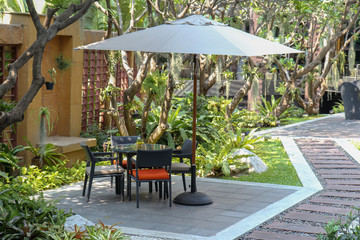 Obraz premium Rattan garden table and chairs, Dining garden chair outdoor in garden, Furniture in modern patio