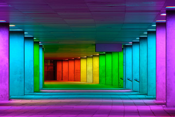 Bunter bunt beleuchteter Galerietunnel in der Nähe des Museumsparks, Rotterdam, Niederlande