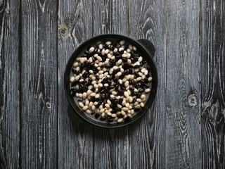 Obraz na płótnie Canvas Black and white baked beans in a pan.