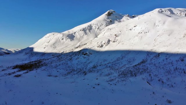 Flug durch ein Hochtal in dern N&auml;he von Troms&ouml;