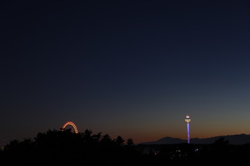 夜空と遊園地