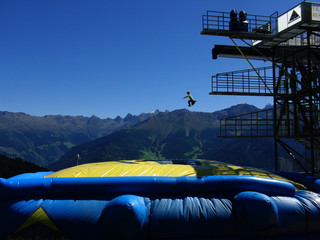 Sprung in Luftkissen springen Berge Panorama Sommer