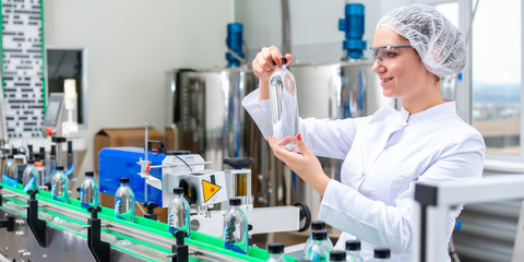 Naklejka premium Water bottling line for processing and bottling pure spring water