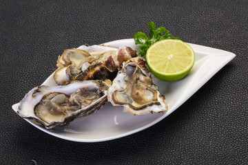 Oysters with lime and parsley