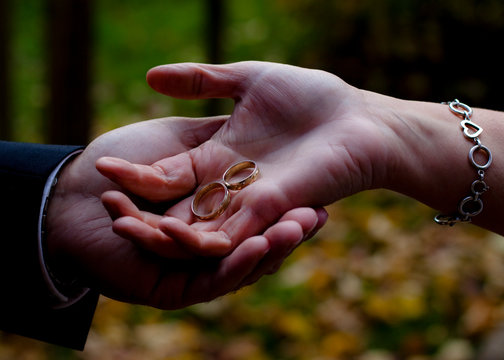 Eheringe in Hand