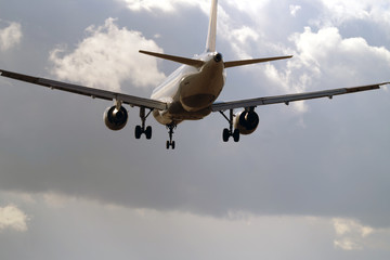 Passagierflugzeug in der Luft im Landeanflug und Wolken am Himmel - Stockfoto