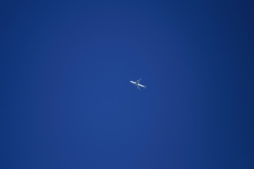 Blauer Himmel und Linienflugzeug in der Luft in großer Höhe über Deutschland - Stockfoto