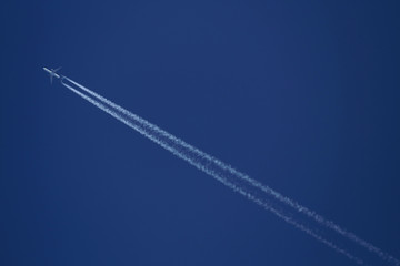 Blauer Himmel und Flugzeug in der Luft in großer Höhe - Stockfoto