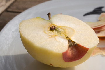 Halbierter geschälter Apfel mit Apfelschalen