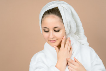 Obraz premium A girl put cream on her smooth skin