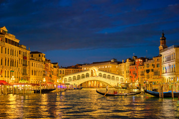 Naklejka premium Rialto bridge Ponte di Rialto over Grand Canal at night in Venice, Italy
