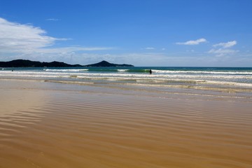 Praia tropical, praia de Canto Grande, Mariscal, cidade de Bombinhas, estado de Santa Catarina, Brasil 