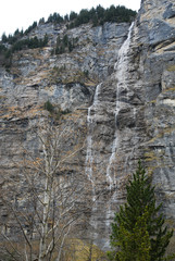 Fototapeta na wymiar 秋のベルナー・オーバーラント　ミューレンから流れ落ちるラウターブルンネン谷の滝（スイス・ベルン州）