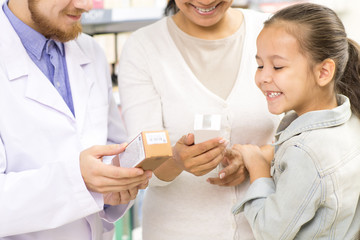 Obraz premium Professional pharmacist helping his customers